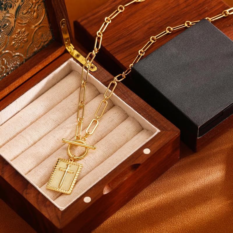 Collier avec pendentif en forme de croix